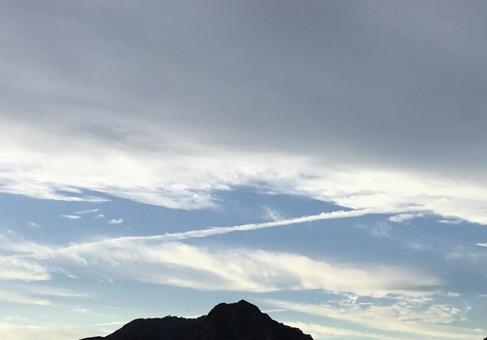 曇り空 空,雲,山の写真素材