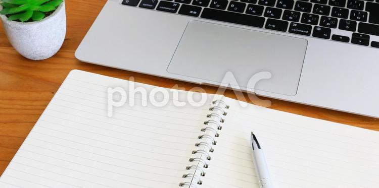 ビジネスアイテム　リングノートとパソコン ビジネスアイテム,パソコン,リングノートの写真素材
