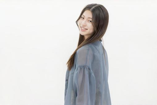 若い女性 振り返る 若い女性 振り返る 振り返る,女性,人物の写真素材