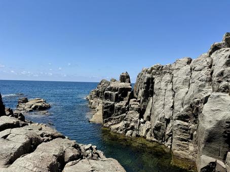 昼間の福井県の東尋坊 昼間の福井県の東尋坊 柱状節理,磯辺,水面の写真素材