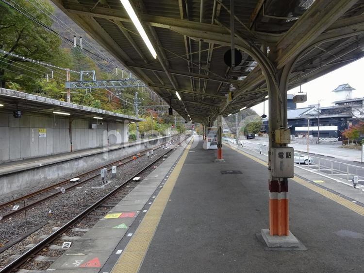 鬼怒川温泉駅のホーム風景 鬼怒川温泉駅,鬼怒川,電車の写真素材