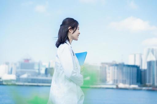 外を歩く研究者の女性 外を歩く研究者の女性 医療系,人材,専門家の写真素材