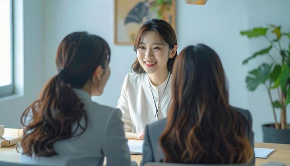 相談するビジネス社員 相談するビジネス社員の写真