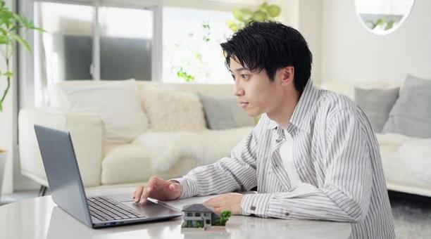 不動産関係の勉強をするアジア人男性 不動産関係の勉強をするアジア人男性 男性,不動産,宅建の写真素材