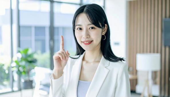 自信のある表情で指さすビジネス女性 自信のある表情で指さすビジネス女性の写真