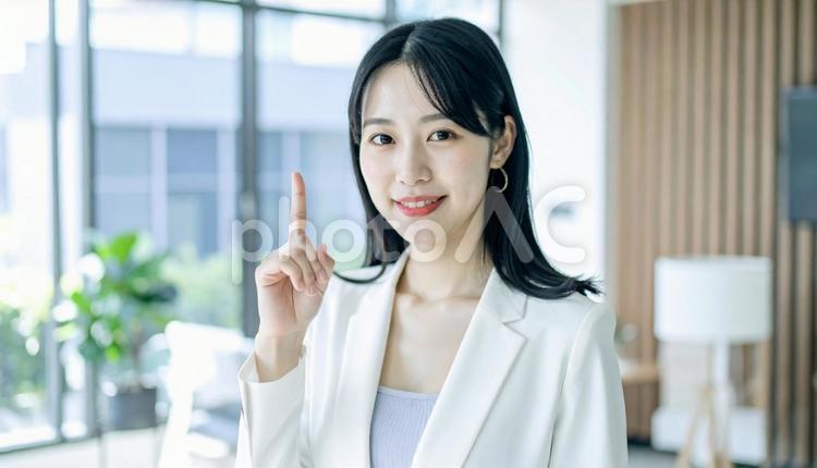 自信のある表情で指さすビジネス女性 指さす,指差し,ビジネスの写真素材