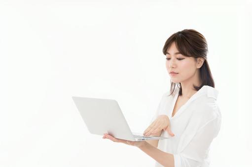 若い女性 ノートパソコン 若い女性 ノートパソコン ノートパソコン,ビジネスウーマン,検索の写真素材