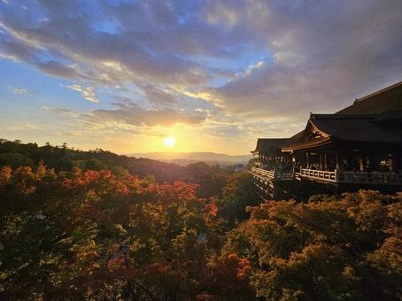 清水寺から見る秋の夕焼け 夕焼け,夕空,夕暮れの写真素材