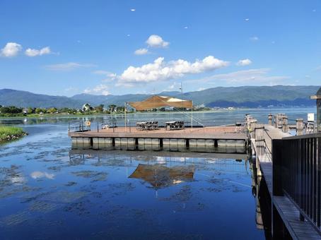 青い空と湖の写真