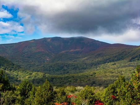 世界谷地湿原からの栗駒山 世界谷地湿原からの栗駒山 栗駒山,紅葉,秋の写真素材