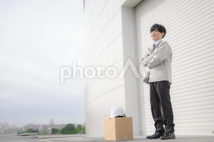 腕組みする作業服男性 作業服,男性,ヘルメットの写真素材