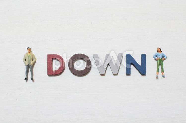 downの文字とビジネスマン③ ダウン,down,下げるの写真素材