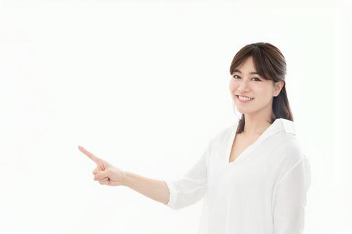 若い女性 指差し 若い女性 指差しの写真