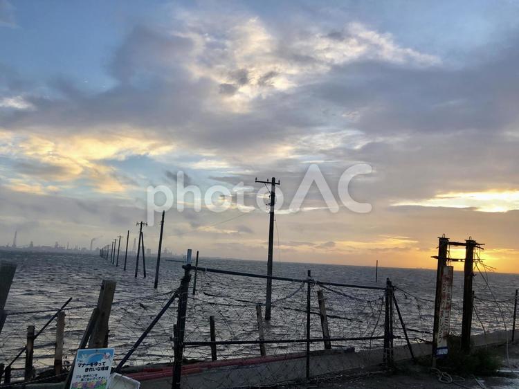 夕焼けと海 夕焼け,海,防波堤の写真素材