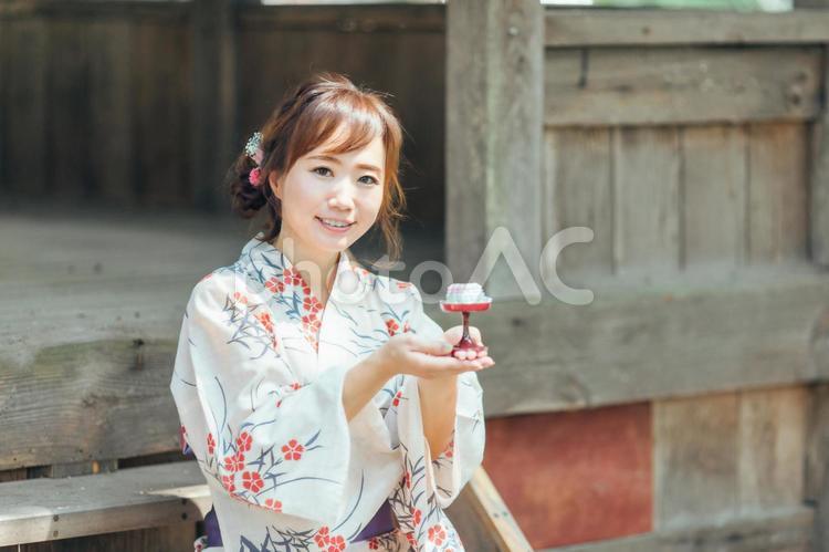 お供物を持つ浴衣姿の女性 お盆,盆菓子,浴衣の写真素材