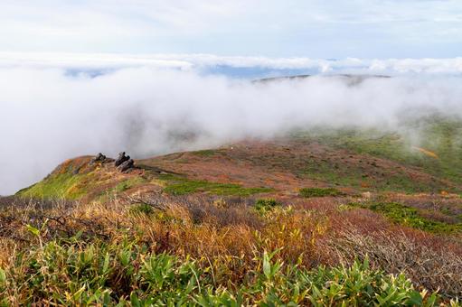 秋色の稜線 雲海に鳥海山を望む 秋田県,栗駒山,秣岳の写真素材