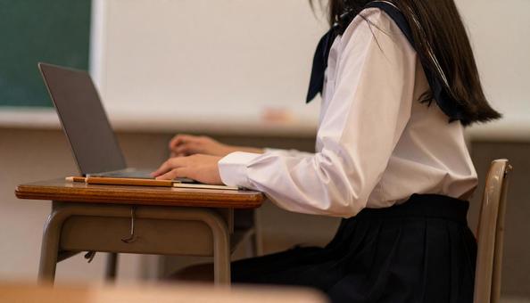 授業を受ける日本人女子高生 授業を受ける日本人女子高生の写真