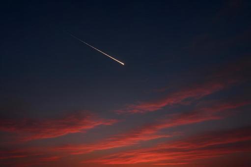 茜雲を切る流星 茜雲を切る流星の写真