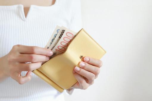 財布からお金を出す手元 財布,お金,マネーの写真素材
