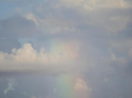 空に儚い虹 空に儚い虹 虹,空,雲の写真素材
