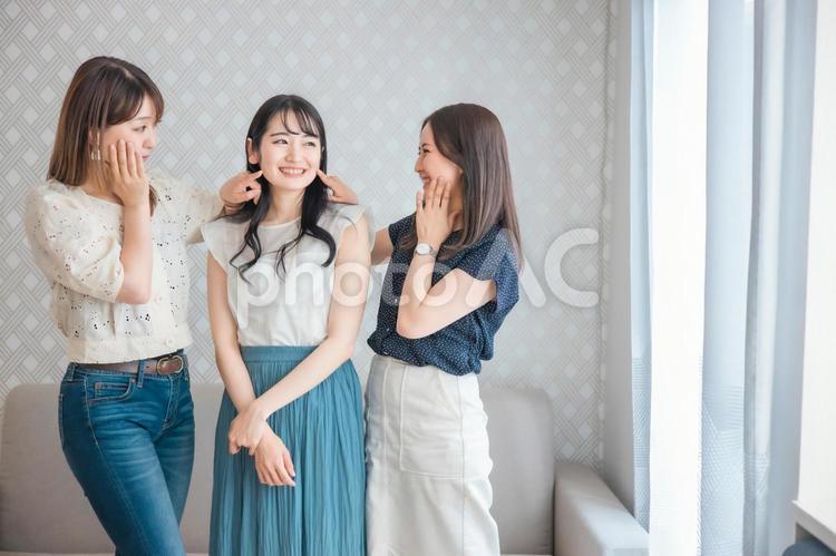 肌を触る女性たち（スキンケア） スキンケア,お肌,女性の写真素材