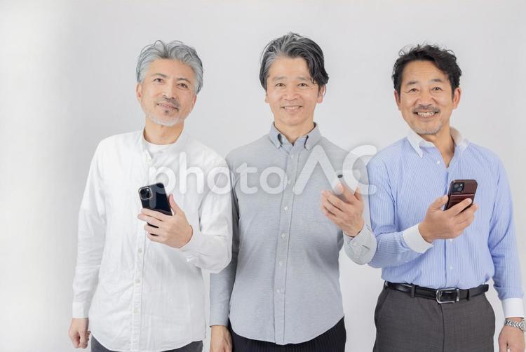 スマートフォンで検索するミドルエイジ男性 男性,スマートフォン,検索の写真素材