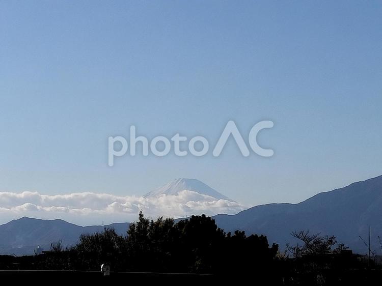 雲とたわむれる富士山 幻想的,富士山,町並みの写真素材