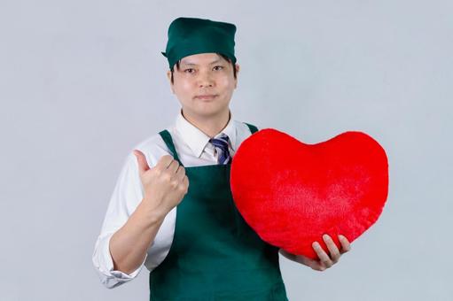 ハートクッションを持つ男性 ハートクッションを持つ男性 男性,ハート,クッションの写真素材