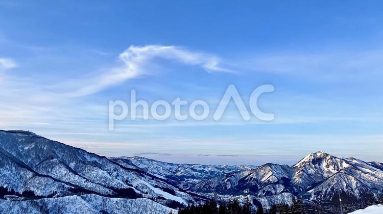 新潟県湯沢町の雪が積もっている山と青空 青空,山,雪の写真素材
