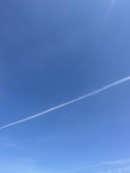 快晴の空に伸びる飛行機雲 快晴の空に伸びる飛行機雲の写真