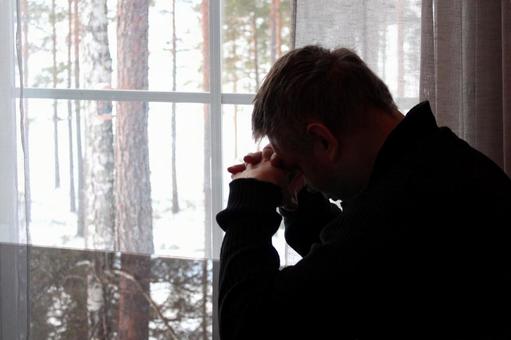 うなだれる男性 うなだれる男性の写真