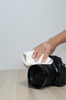 クリーニングクロスでカメラ本体を拭く動作 カメラ,掃除,クリーニングの写真素材