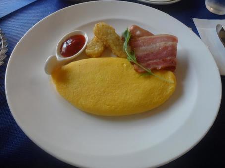 朝食　ベーコンとオムレツの写真