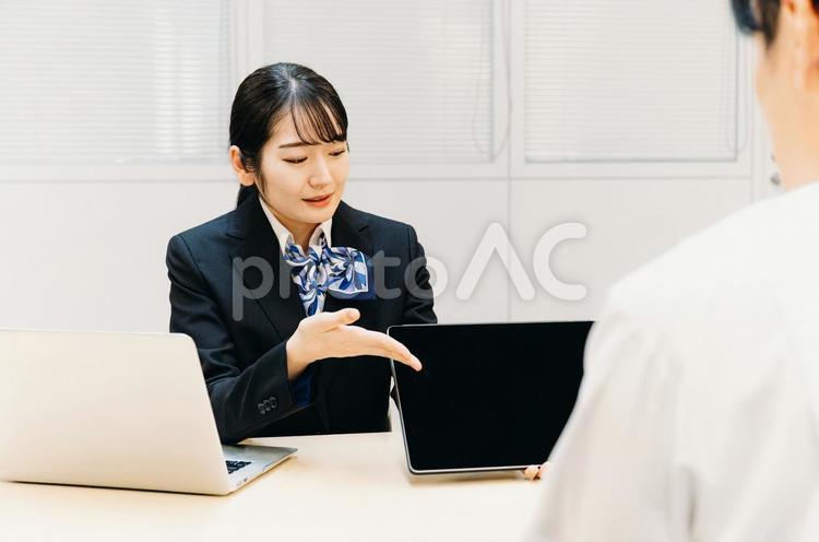 タブレットを使って説明をする女性（窓口） タブレット,相談,銀行の写真素材