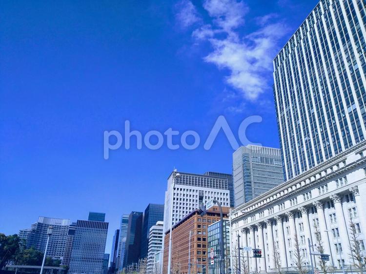 遮る物のない青空と都会のビル ビル,青空,群の写真素材