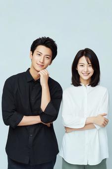 笑顔の仲良しカップルの写真