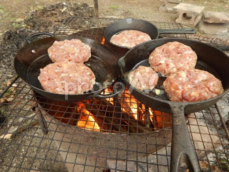 炎とジビエハンバーグ 炎,火,直火の写真素材