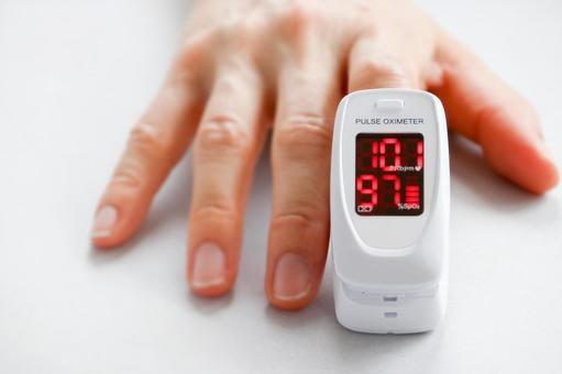 Measuring blood oxygen level and pulse, Measuring blood oxygen level and pulse, 펄스 옥시 미터, 혈중 산 농도, 산소 포화도,