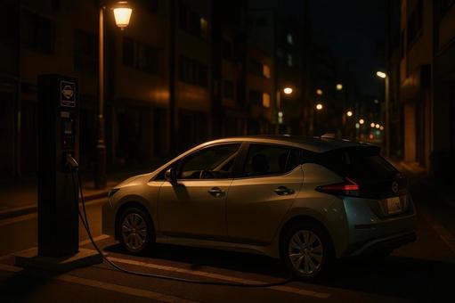 夜の住宅街に停車する白い電気自動車 夜の住宅街に停車する白い電気自動車の写真