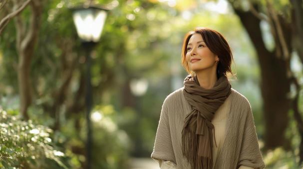 外を散歩する女性 外を散歩する女性の写真