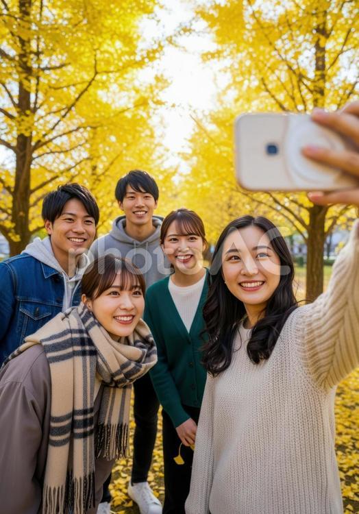 秋のイチョウ並木でのセルフィー 友人,若者,男女の写真素材