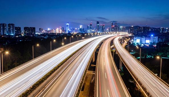 ヘッドライトの光の帯 ハイウェイの夜景 ヘッドライトの光の帯 ハイウェイの夜景 の写真
