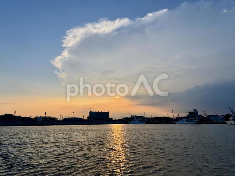 マジックアワーの漁港 空,自然,風景の写真素材