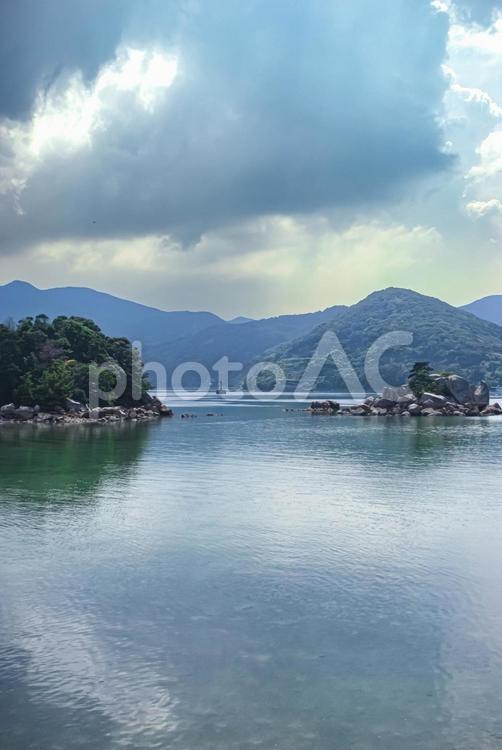 ＜五島の風景＞曇りの日の堂崎の海景 風景,空,海の写真素材