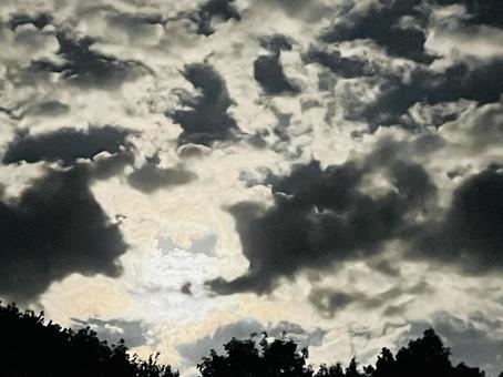 複雑な雲模様の迫力ある空 複雑な雲模様の迫力ある空 空,雲,曇り空の写真素材