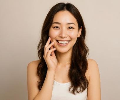 スキンケアを楽しむ笑顔の女性の写真