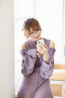 スマートフォンを使う女性 スマートフォンを使う女性 女性,人物,スマートフォンの写真素材