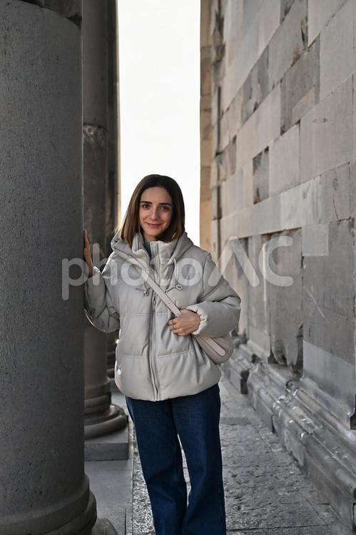 古代遺跡と美しい欧米人女性のポートレート 欧米人,美女,デートの写真素材