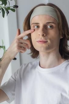 目元を触るヘアバンドをした男性 男性,外国人,欧米人の写真素材