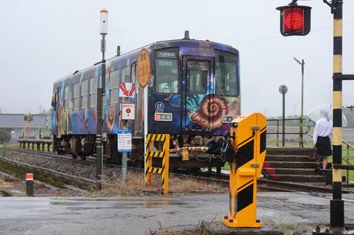 列車到着 列車到着 線路,雨,10代の写真素材